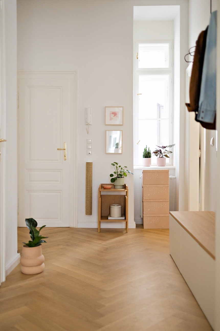 Die farbenfrohe Altbauwohnung von Laura Pineiro Atienza - Vorzimmer , Eingangsbereich
