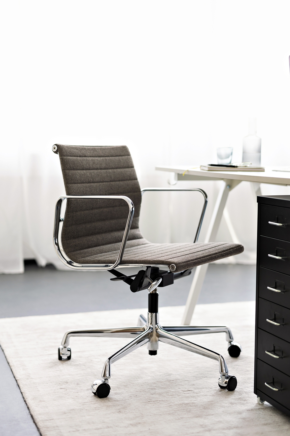 Ein neues wohnsinniges Büro - Tipps beim Einrichten eines Arbeitsplatzes © Wiener Wohnsinn - Vitra Alu Chair