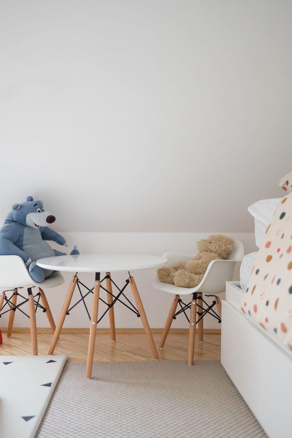 Wiener Wohnsinnige Homestory - Kinderzimmer Inspiration - Vitra Plastic Chair Sitzgruppe